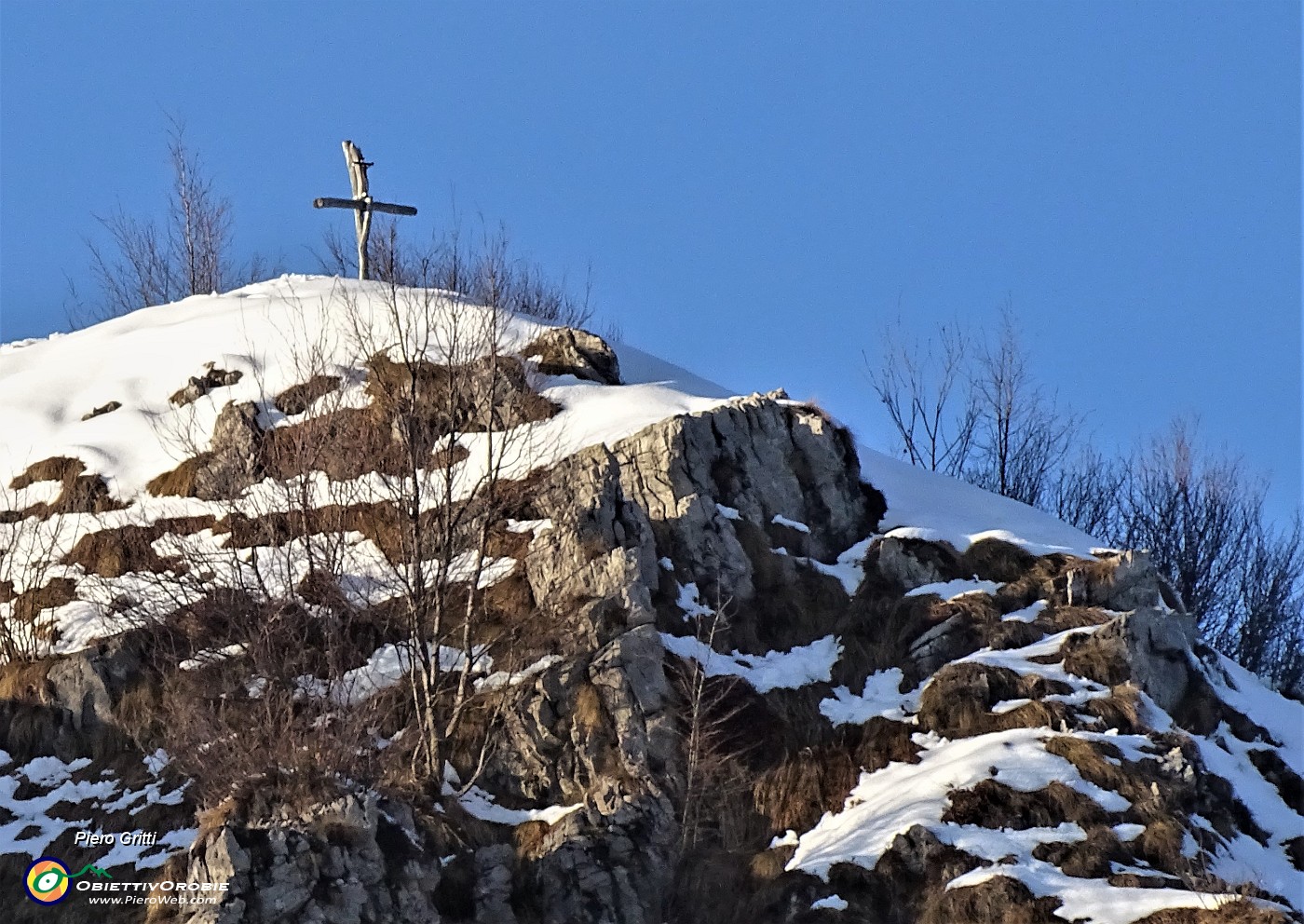 74 Zoom di saluto alla croce del Castel Regina.JPG